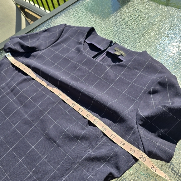 Ann Taylor Short Sleeve Windowpane Top in Navy, Four Way Stretch, Size 12, VGUC - Picture 6 of 9